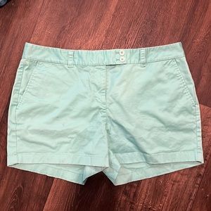 Light seafoam vineyard vine shorts